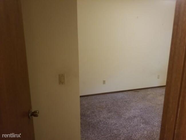 Building Photo - 2 br, 2 bath Condo - 2421 Yellowstone #2202