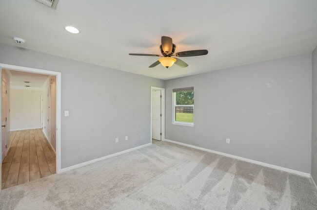 Building Photo - Charming Navarre Home on Nearly Half an Acre