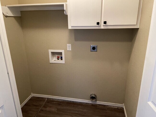 Building Photo - New, Well Kept 3/2 Home Close to Texas Tech!