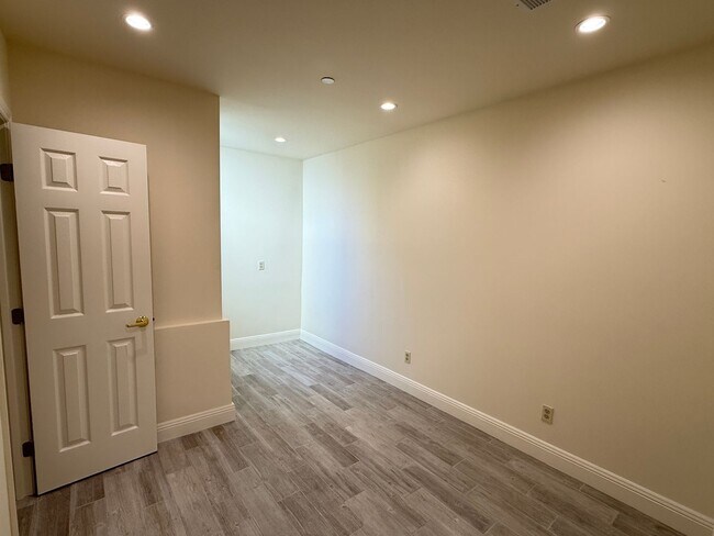 Building Photo - 220A-220A Sadowa St