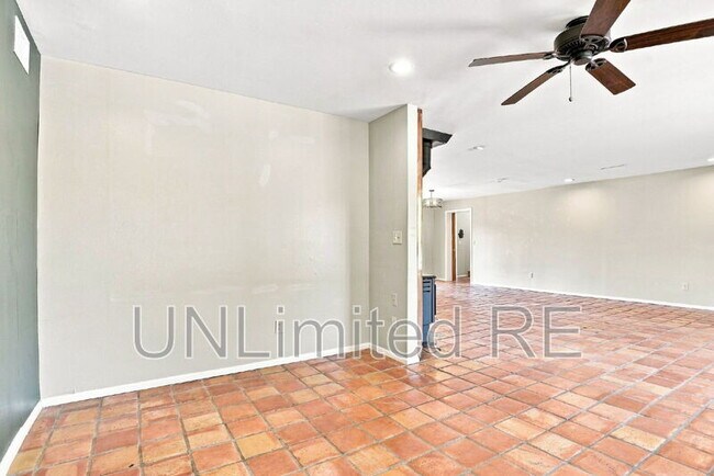 Building Photo - 2700 W Lynette Dr