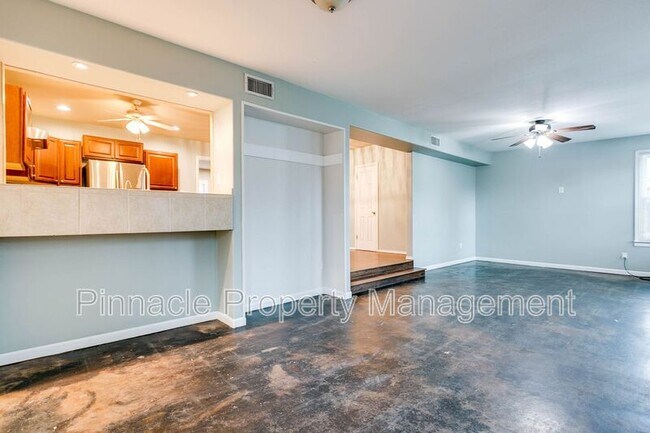 Building Photo - 2205 Live Oak St