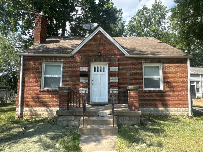 Building Photo - Updated 3 Bed 1 Bath w/Large Yard