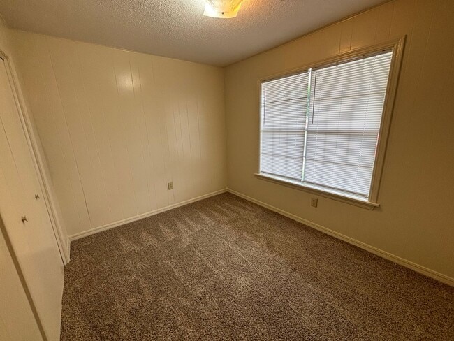 Building Photo - 1810 S Erie, Apt 1-4