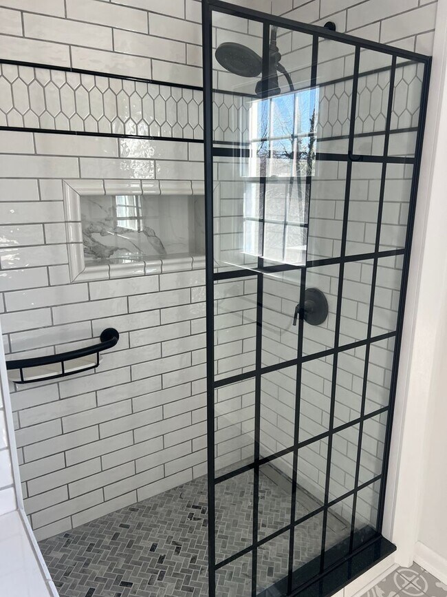Building Photo - Updated 2 bedroom, 1 bath in Bristol VA