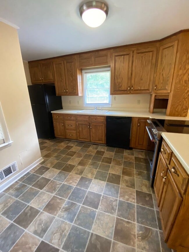 Building Photo - AVAILABLE FEBRUARY 1 2026!