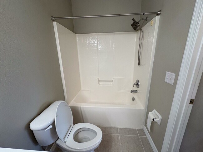 Building Photo - Spacious renovated 3-Bed, 2-Bath in VOB Riverview