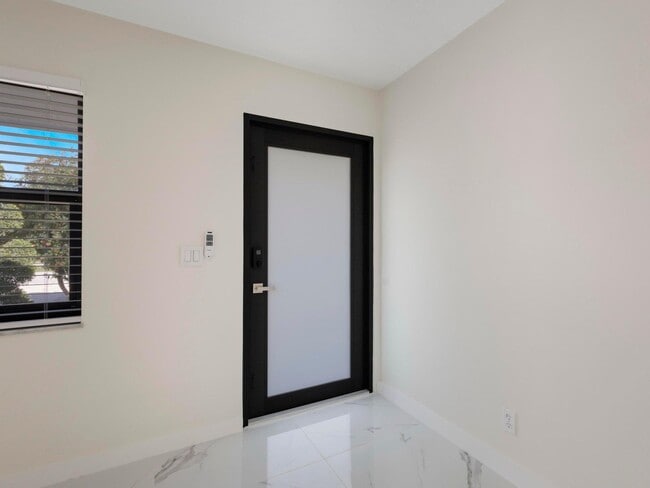 Building Photo - 992 Mohican Blvd