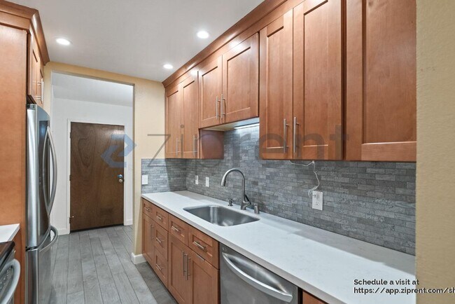 Building Photo - 2000 Rock St