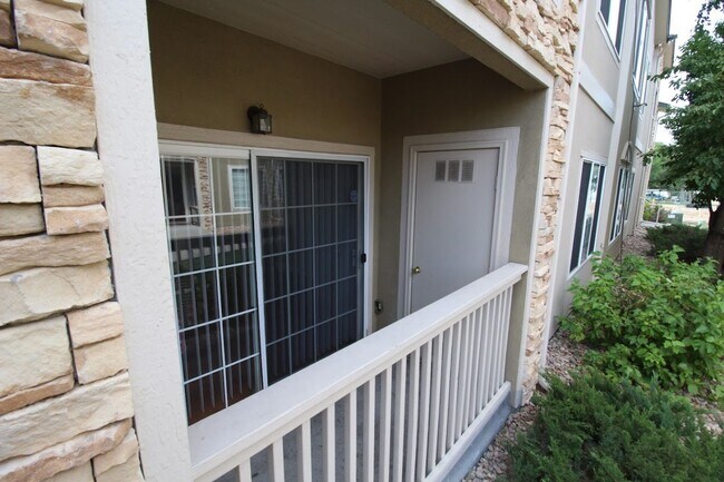 Building Photo - Long Realty & Property Management - 3 Bedroom Condo in Gated Community with Amenities
