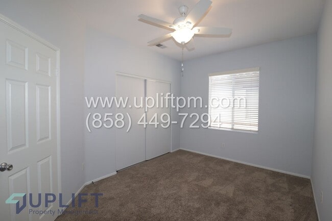 Building Photo - 4 Bed 2.5 Bath Townhouse in Oceanside AVAILABLE NOW!