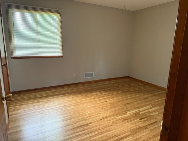 Building Photo - Newly Refreshed 3 Bedroom 1 Bath Single Fa...