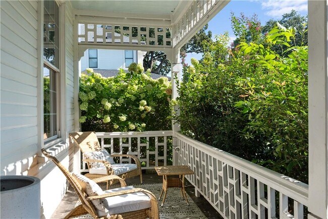 Building Photo - 383 Park Ave SE