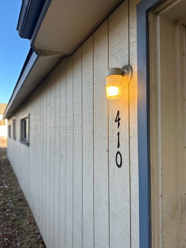 Building Photo - Newport Ave Triplex - 00404-NEWP-00