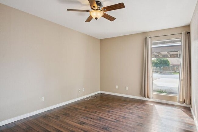 Building Photo - Cozy 2-bedroom, 1.5-bath townhome