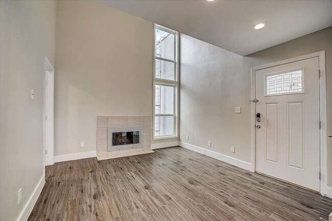 Building Photo - 935 La Posada Dr