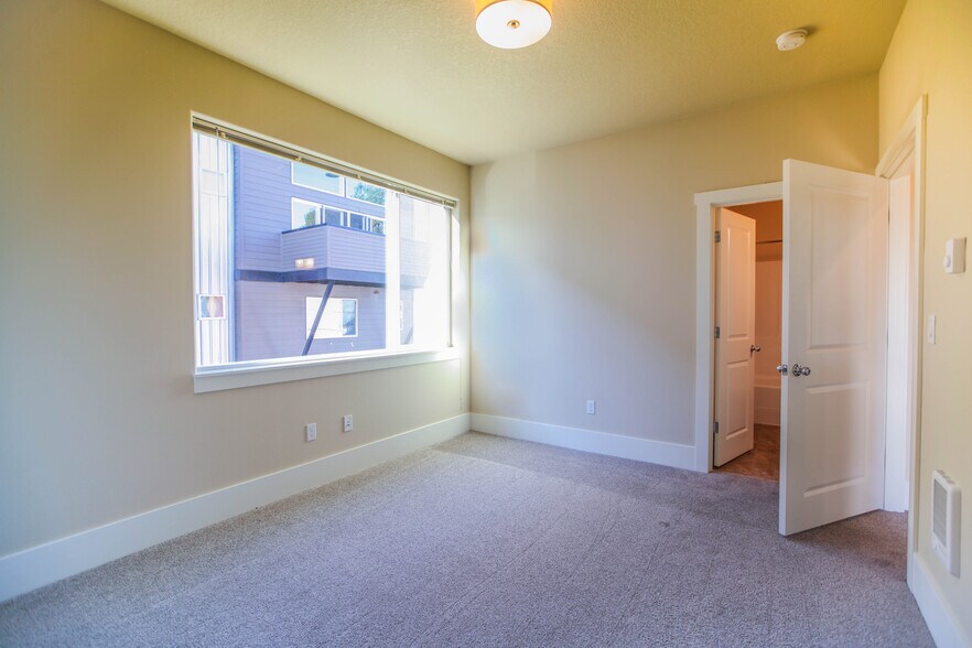 Building Photo - 900 SW Grove St