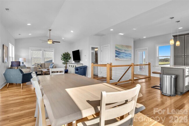 Building Photo - 1708 W Dolphin Dr