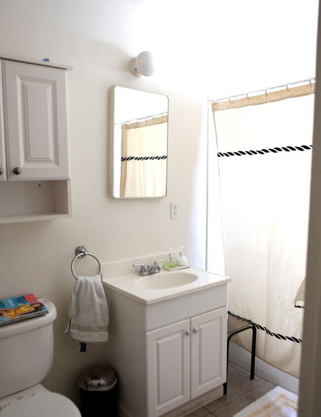 Building Photo - **Coastal Charm in Central Encinitas – 2 B...