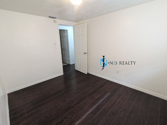 Building Photo - Gorgeous 3/2 1804 Sq. Ft. with new floorin...