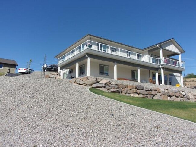 Building Photo - Beautiful 5 bedroom, 4 bath home with wrap...