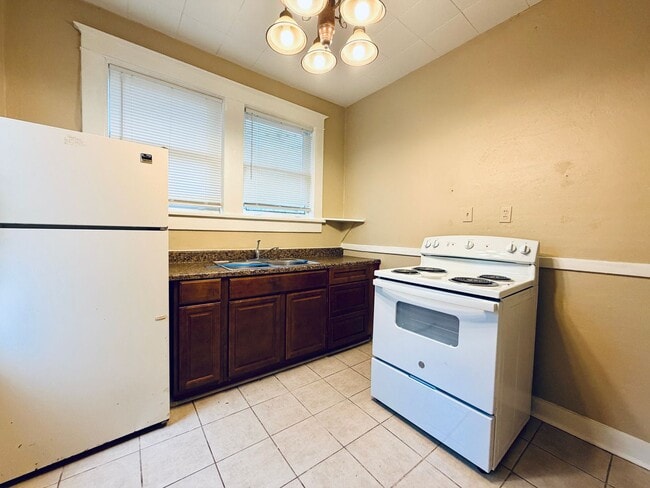 Building Photo - 831 Maury St