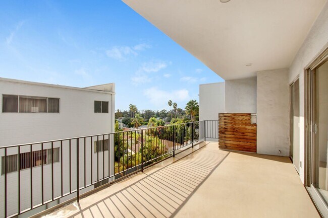 Building Photo - Spacious & Bright 3BR Condo with Bonus Room, Secured Parking & Hollywood History!
