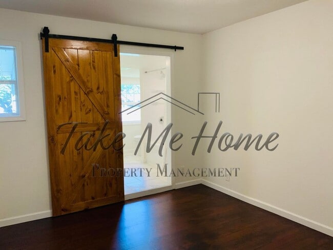 Building Photo - Charming Home in Great Location!