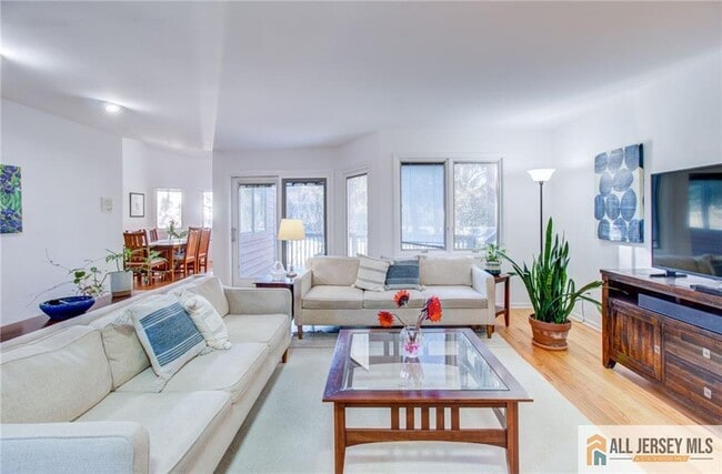 Building Photo - 388 Sayre Dr