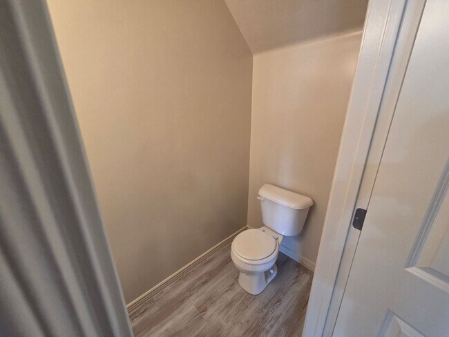 Building Photo - Large 4 Br - like new under $2k!