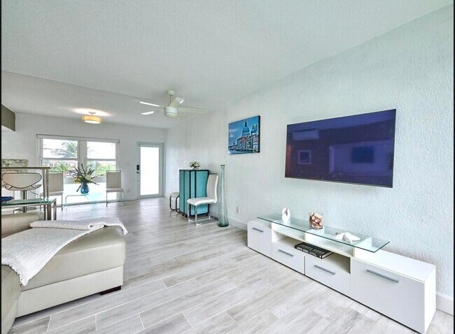 Building Photo - 1021 Hillsboro Mile