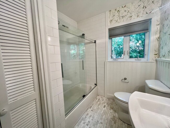 Building Photo - Charming 5 Bedroom Home Close to Everything!
