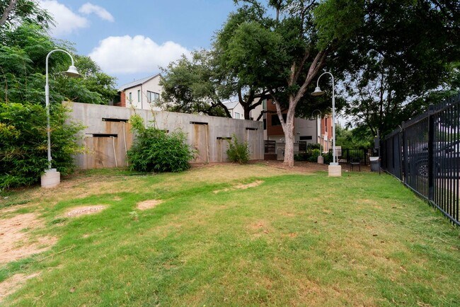 Building Photo - 3100 Menchaca Rd