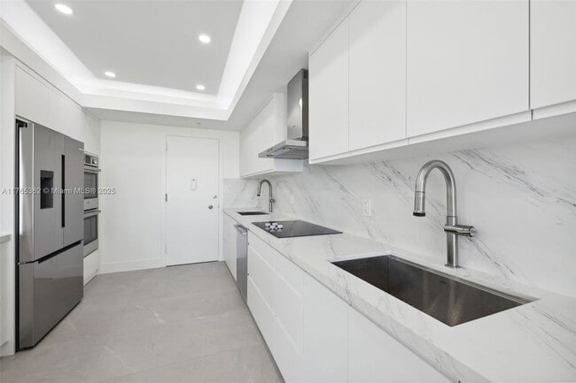 Building Photo - 5065 Collins Ave