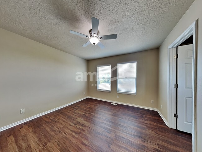 Building Photo - 1121 N 600 E