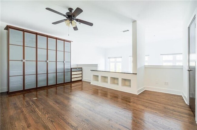 Building Photo - 1221 Caroline St NE