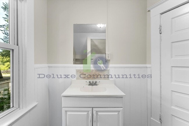 Building Photo - 3 Bedroom Eastown Home! AVAILABLE NOW!