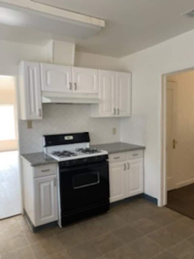 Building Photo - Adorable 2 Bedrooms and 1 bathroom home with large backyard