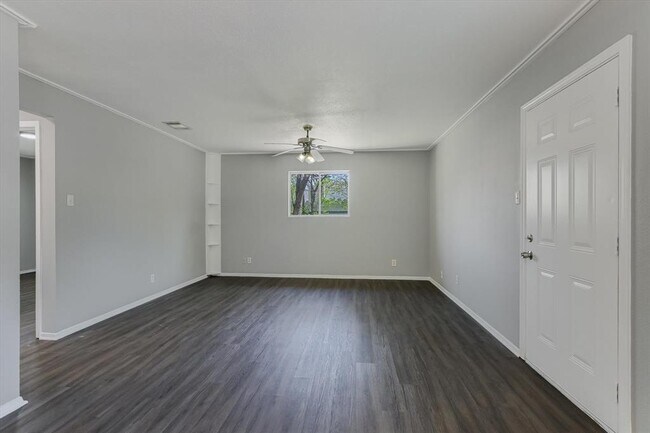 Building Photo - 1811 Magnolia Dr