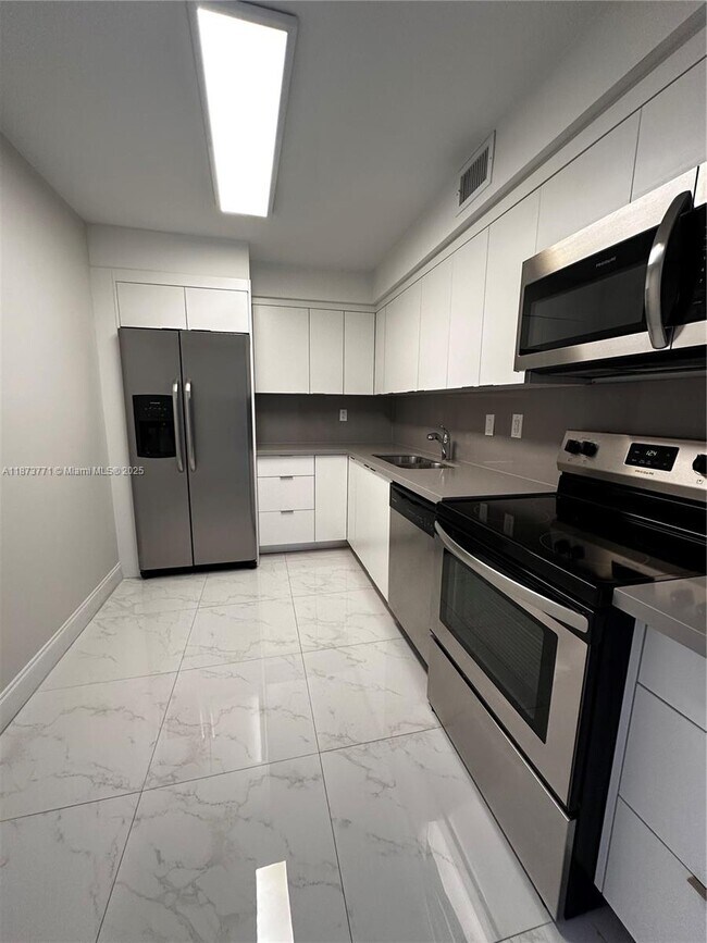 Building Photo - 3731 N Country Club Dr