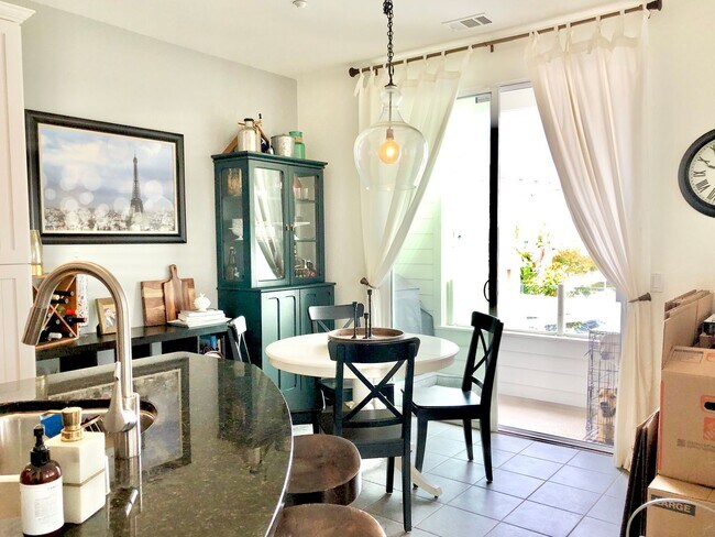 Building Photo - Beautifully Upgraded & Appointed End Condo...