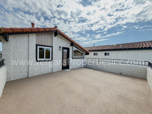 Building Photo - 1136 Gian Dr