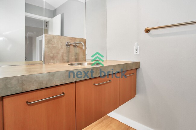 Building Photo - Spacious 2-Bedroom, 1-Bathroom Stylish Hom...