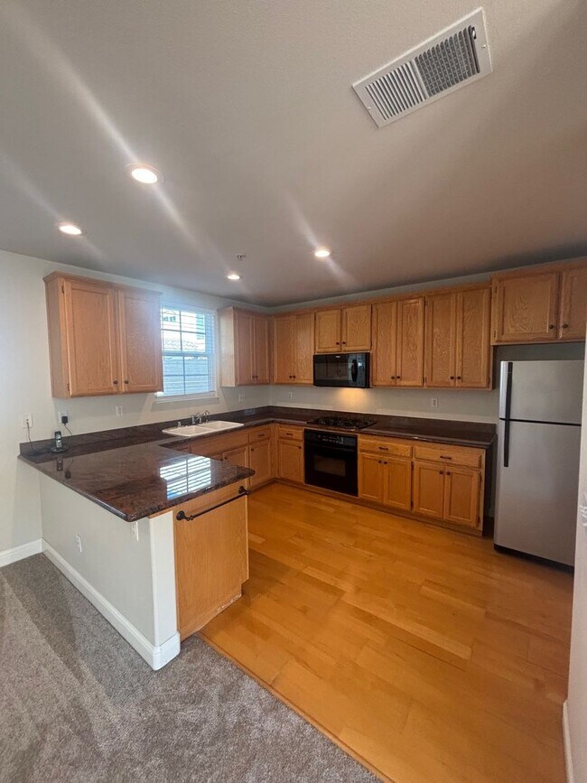 Building Photo - 2 bedroom 2.5 Bathroom Windsor Town Green Condo with carpet and A/C