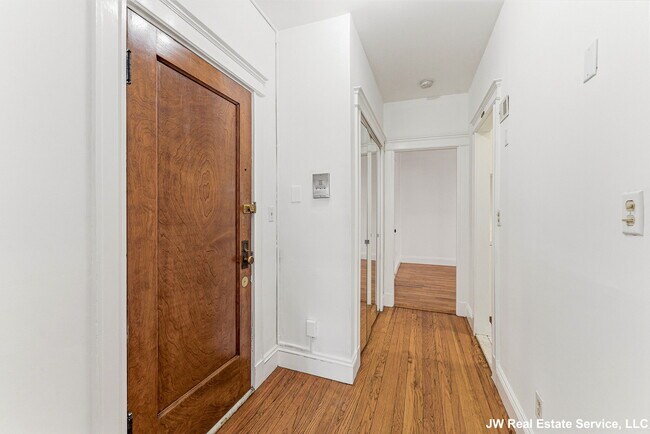 Building Photo - 39 Glenville Ave