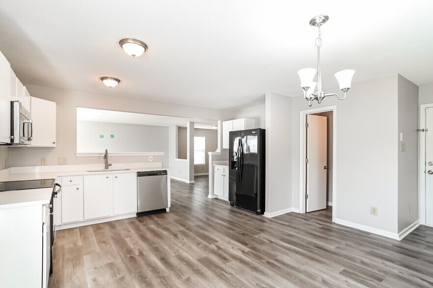 Building Photo - 13921 Lawrence Farm Ln
