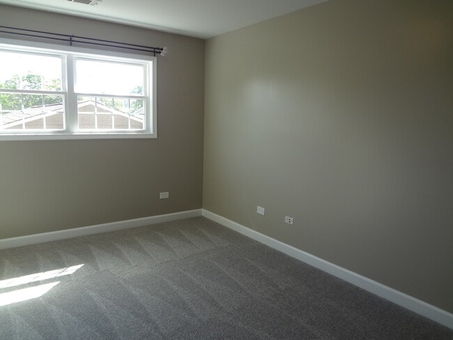 Building Photo - 1315 Exeter Ct