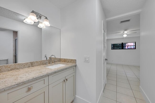 Building Photo - 498 NE 42nd St
