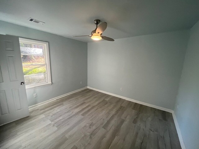 Building Photo - 1957 Knightsbridge Rd