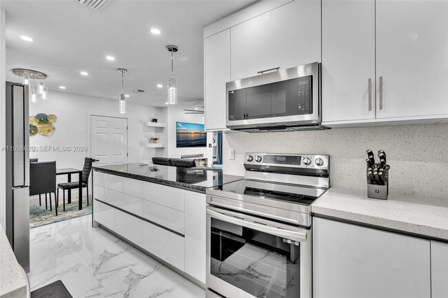 Building Photo - 560 Perviz Ave